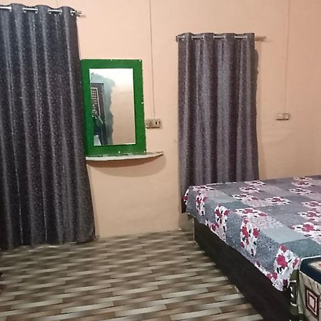 Shree Gopal Niketan Hotel Mathura Bagian luar foto